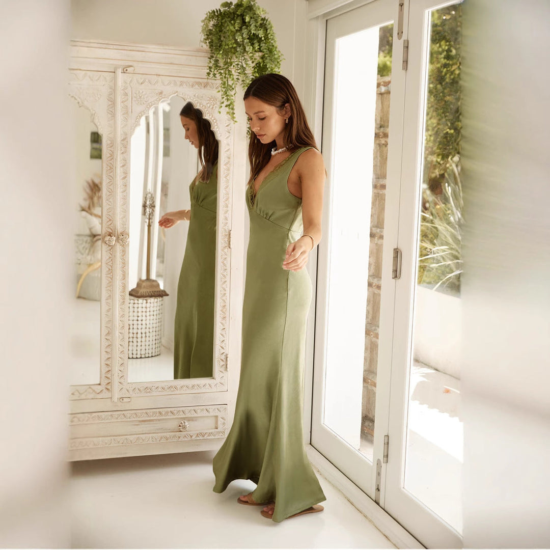 Dear | Luxe Evening Dress with Deep V-Neck and Lace Trim